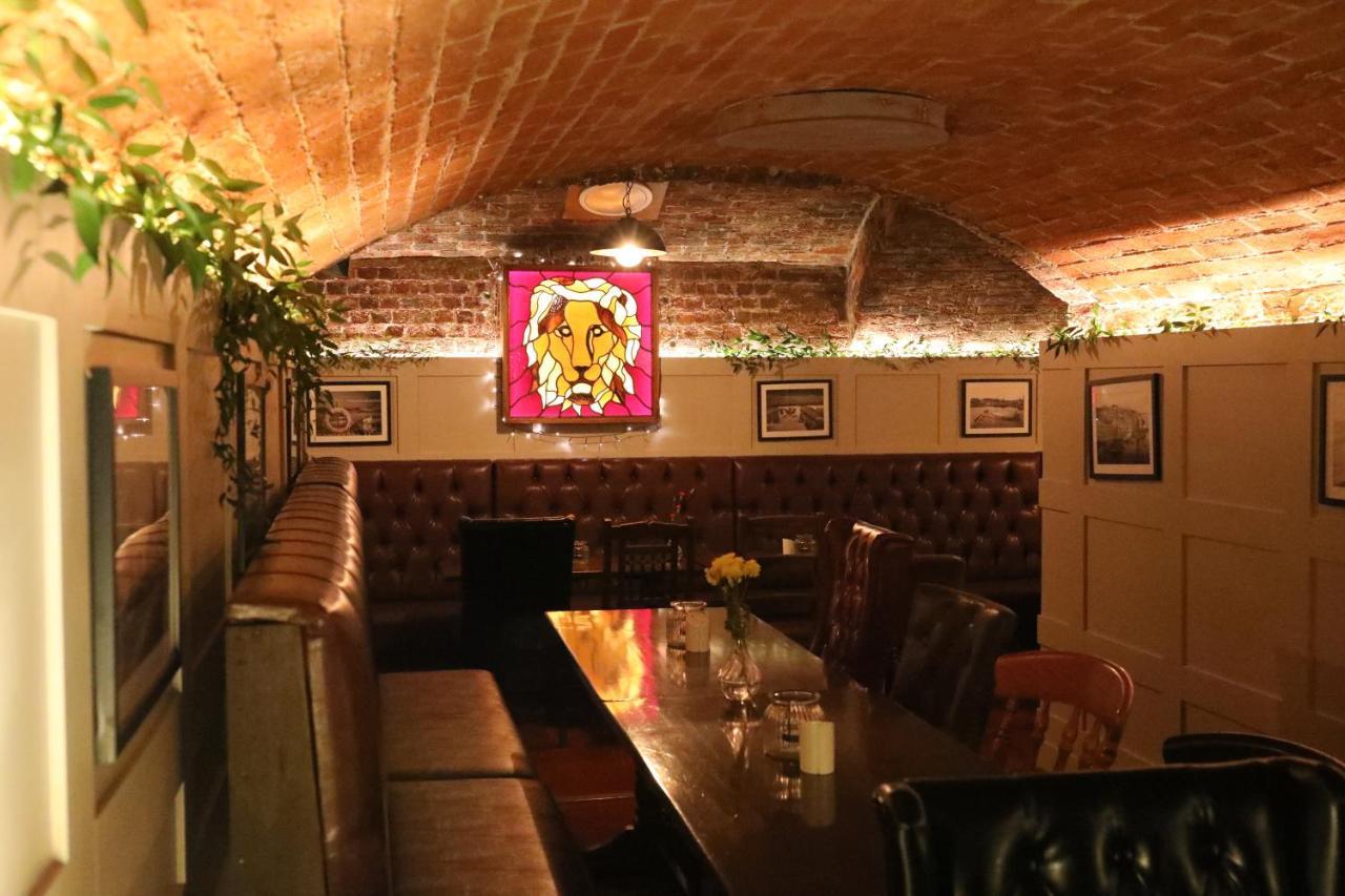 The Red Lion & Cellar Room, Betchworth Экстерьер фото
