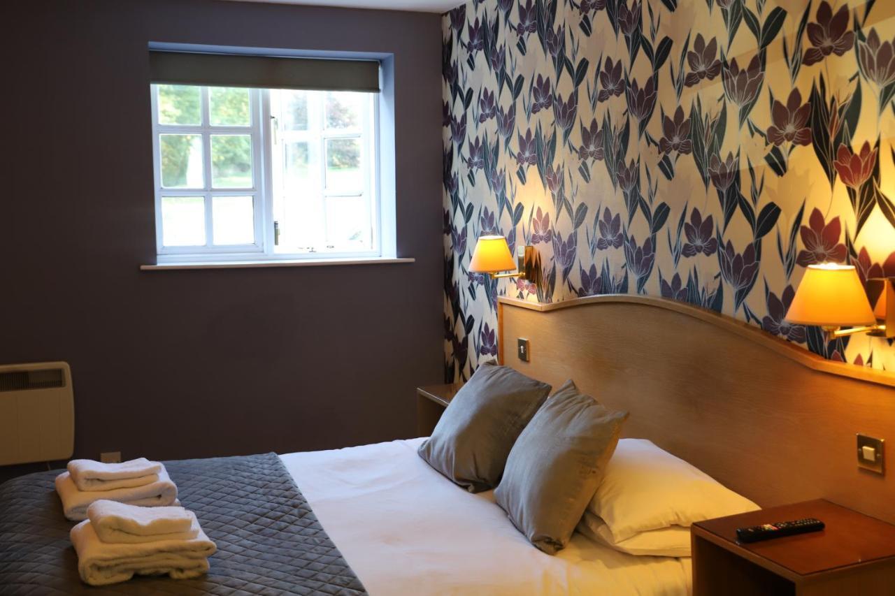 The Red Lion & Cellar Room, Betchworth Экстерьер фото