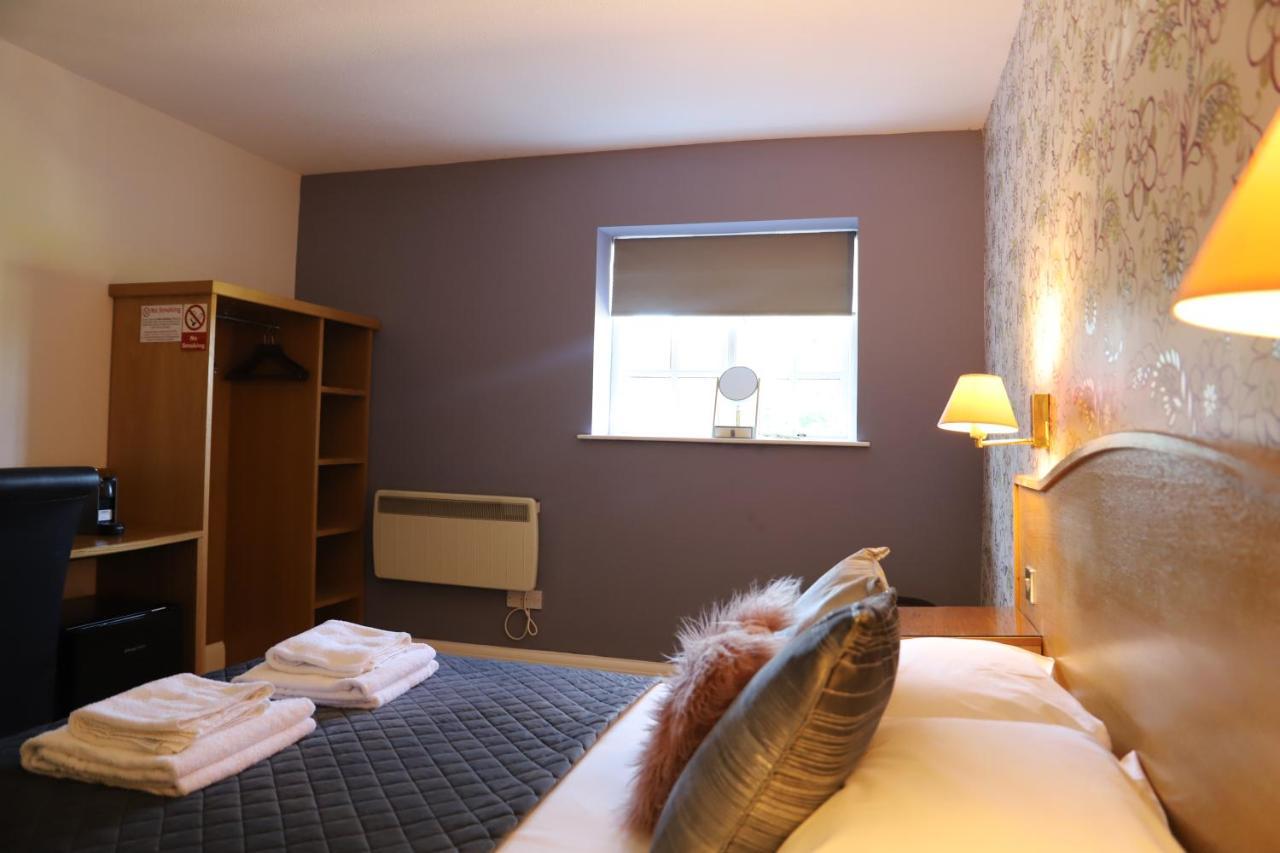 The Red Lion & Cellar Room, Betchworth Экстерьер фото