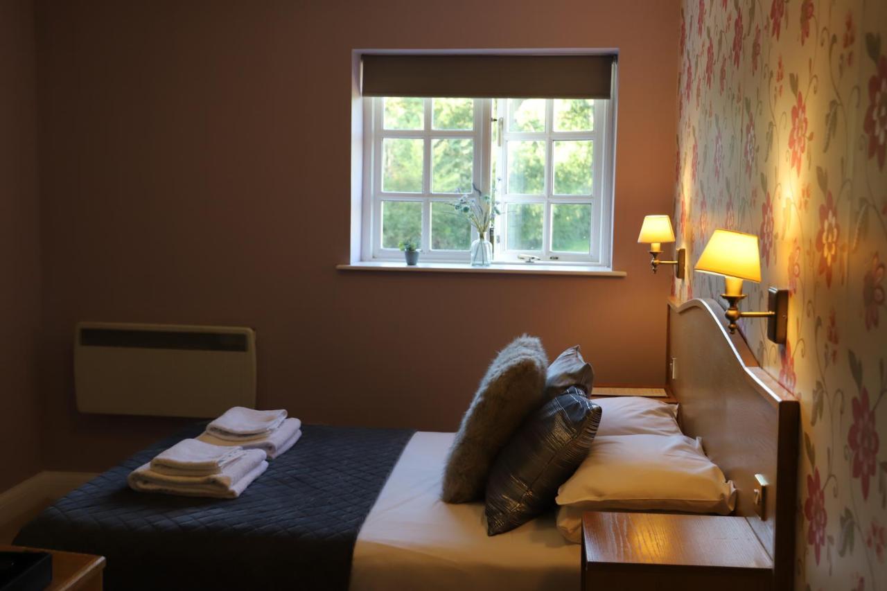 The Red Lion & Cellar Room, Betchworth Экстерьер фото