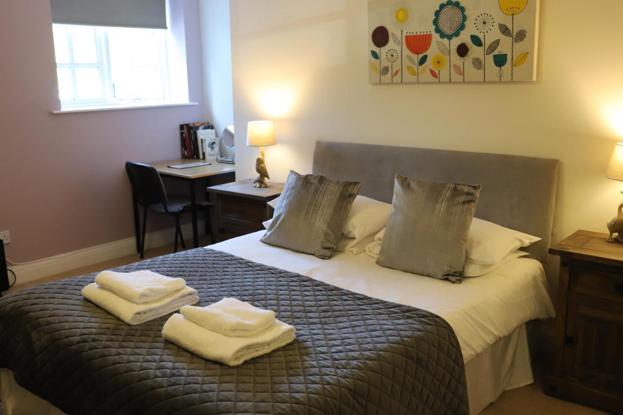 The Red Lion & Cellar Room, Betchworth Экстерьер фото