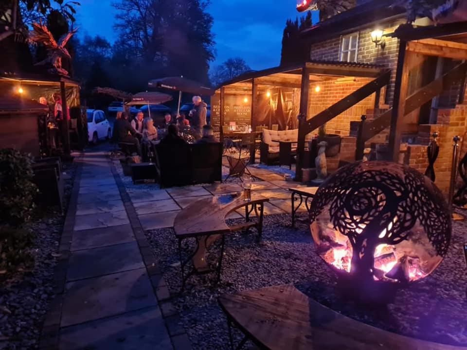 The Red Lion & Cellar Room, Betchworth Экстерьер фото