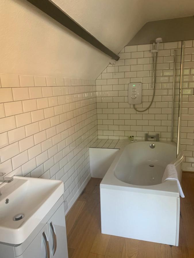 The Red Lion & Cellar Room, Betchworth Экстерьер фото
