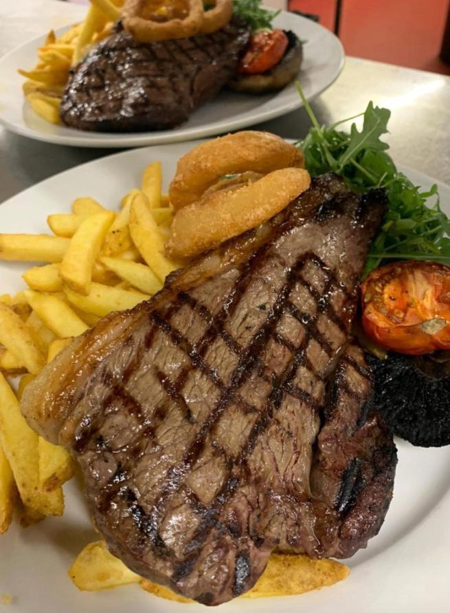The Red Lion & Cellar Room, Betchworth Экстерьер фото