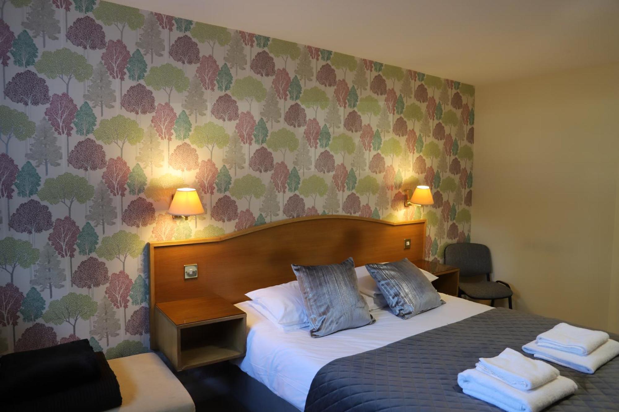 The Red Lion & Cellar Room, Betchworth Экстерьер фото