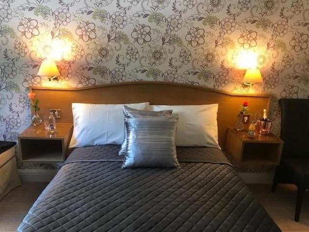 The Red Lion & Cellar Room, Betchworth Экстерьер фото