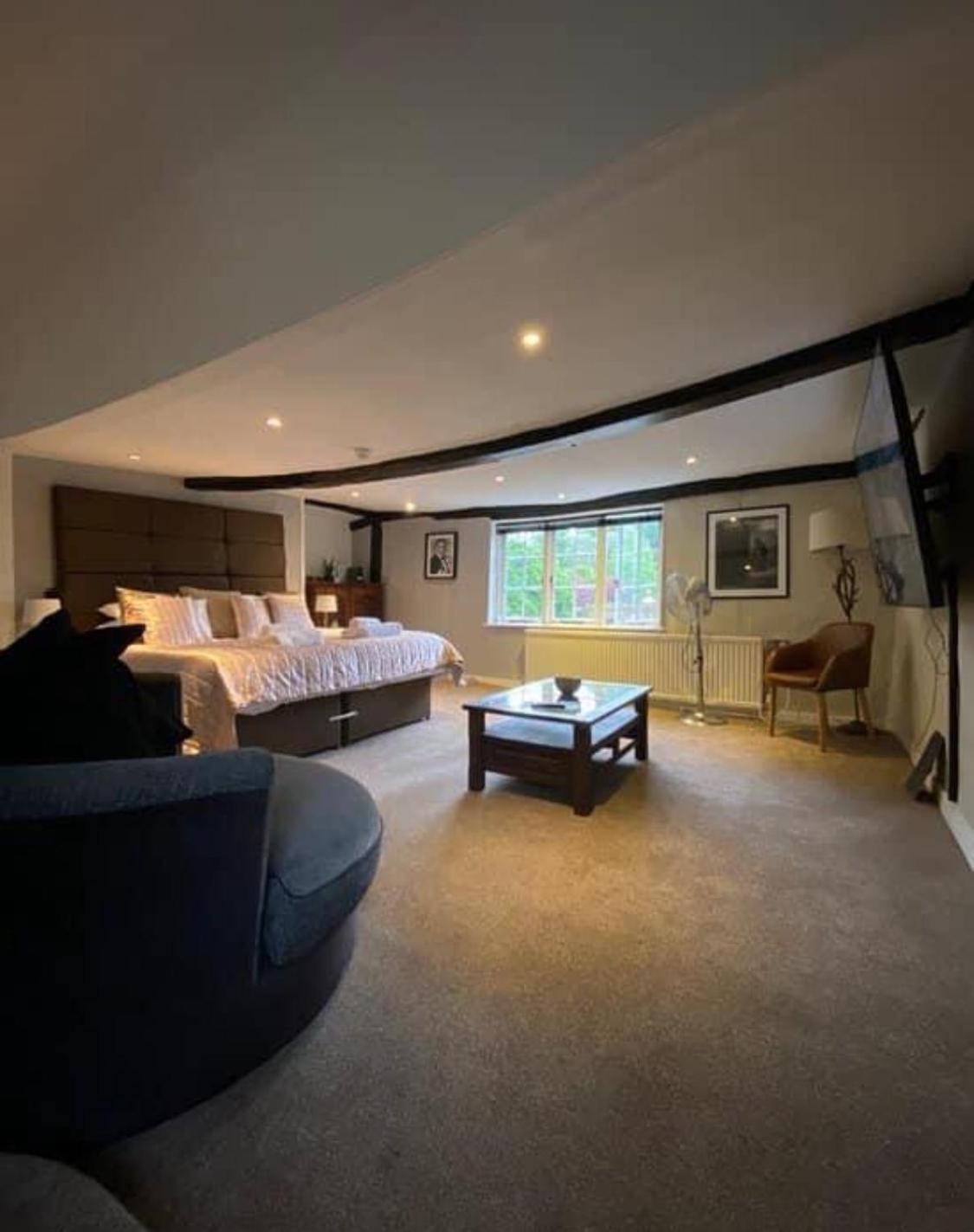 The Red Lion & Cellar Room, Betchworth Экстерьер фото