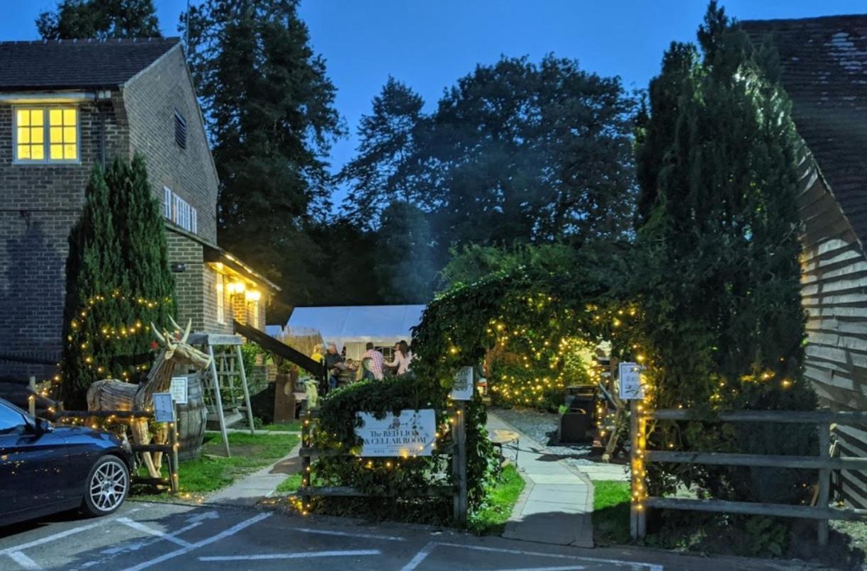 The Red Lion & Cellar Room, Betchworth Экстерьер фото