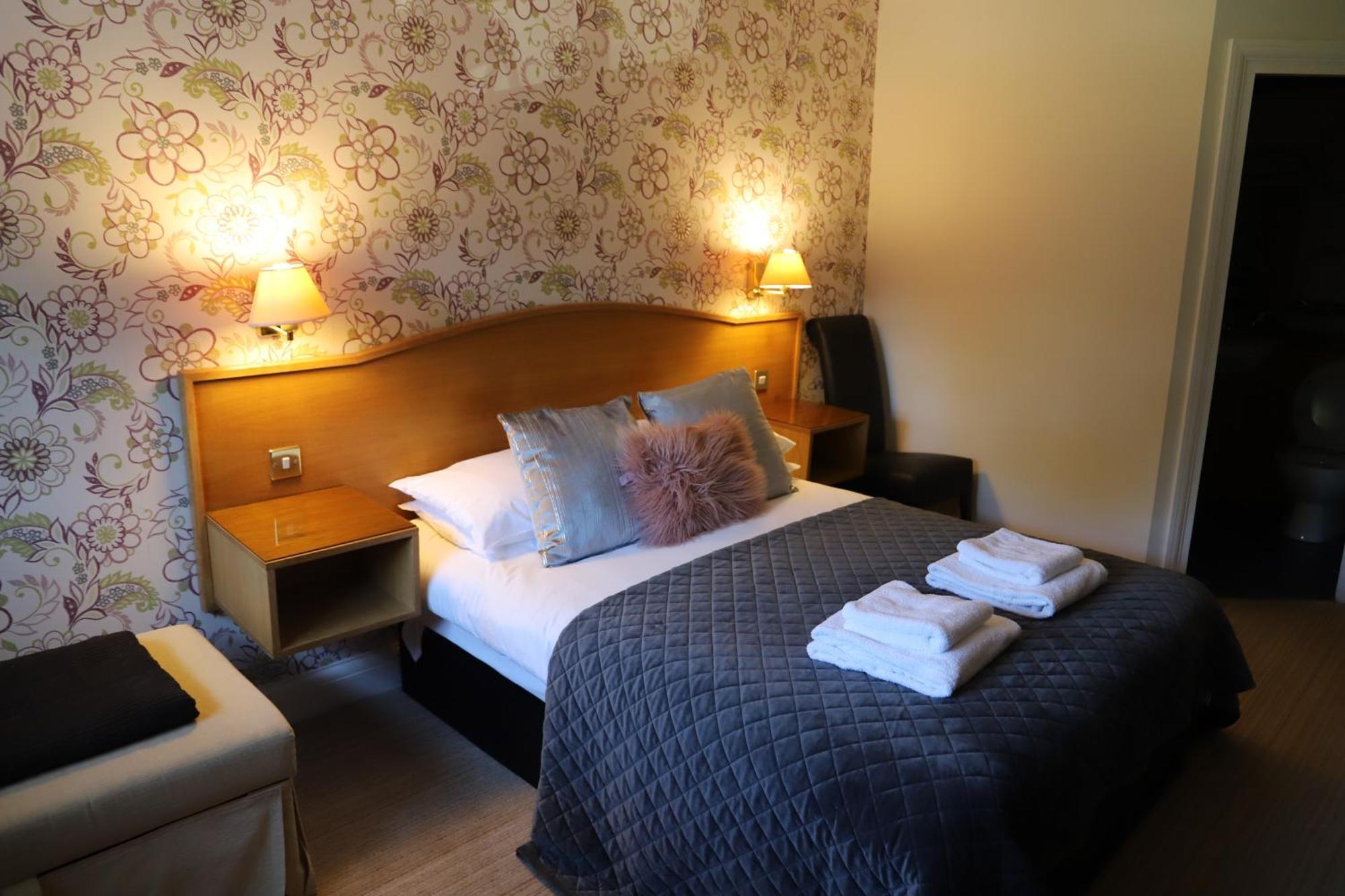 The Red Lion & Cellar Room, Betchworth Экстерьер фото