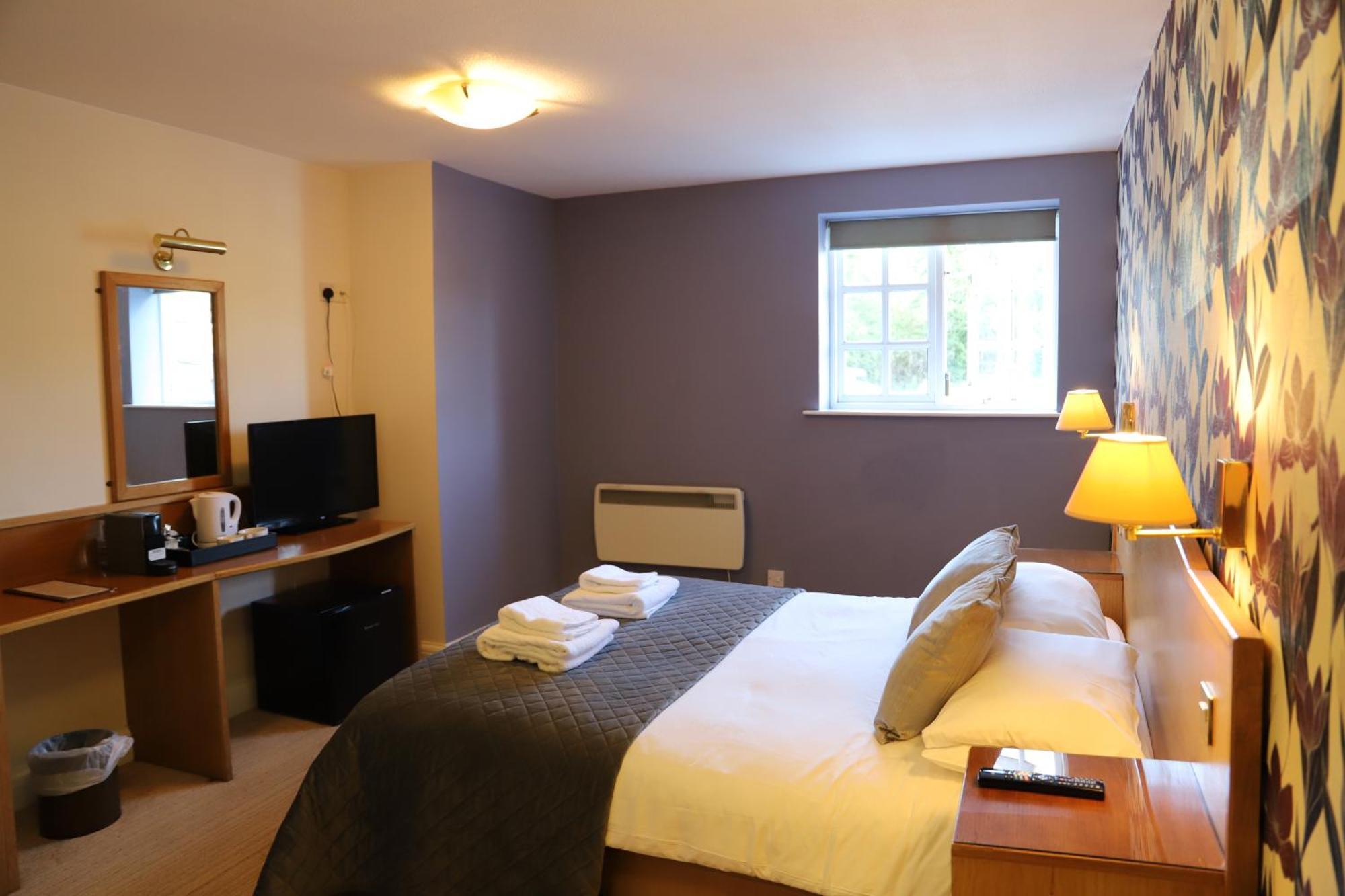 The Red Lion & Cellar Room, Betchworth Экстерьер фото