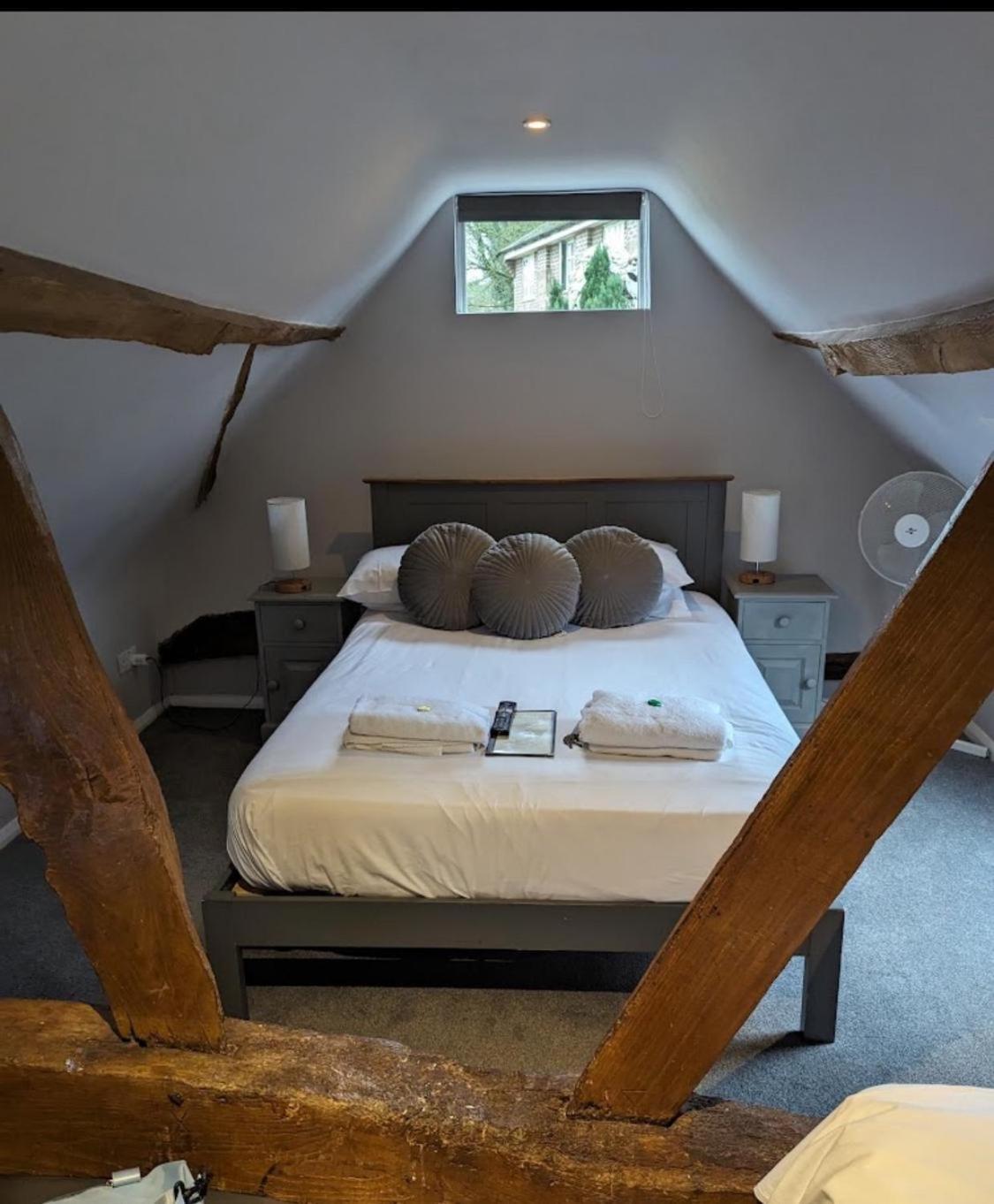 The Red Lion & Cellar Room, Betchworth Экстерьер фото