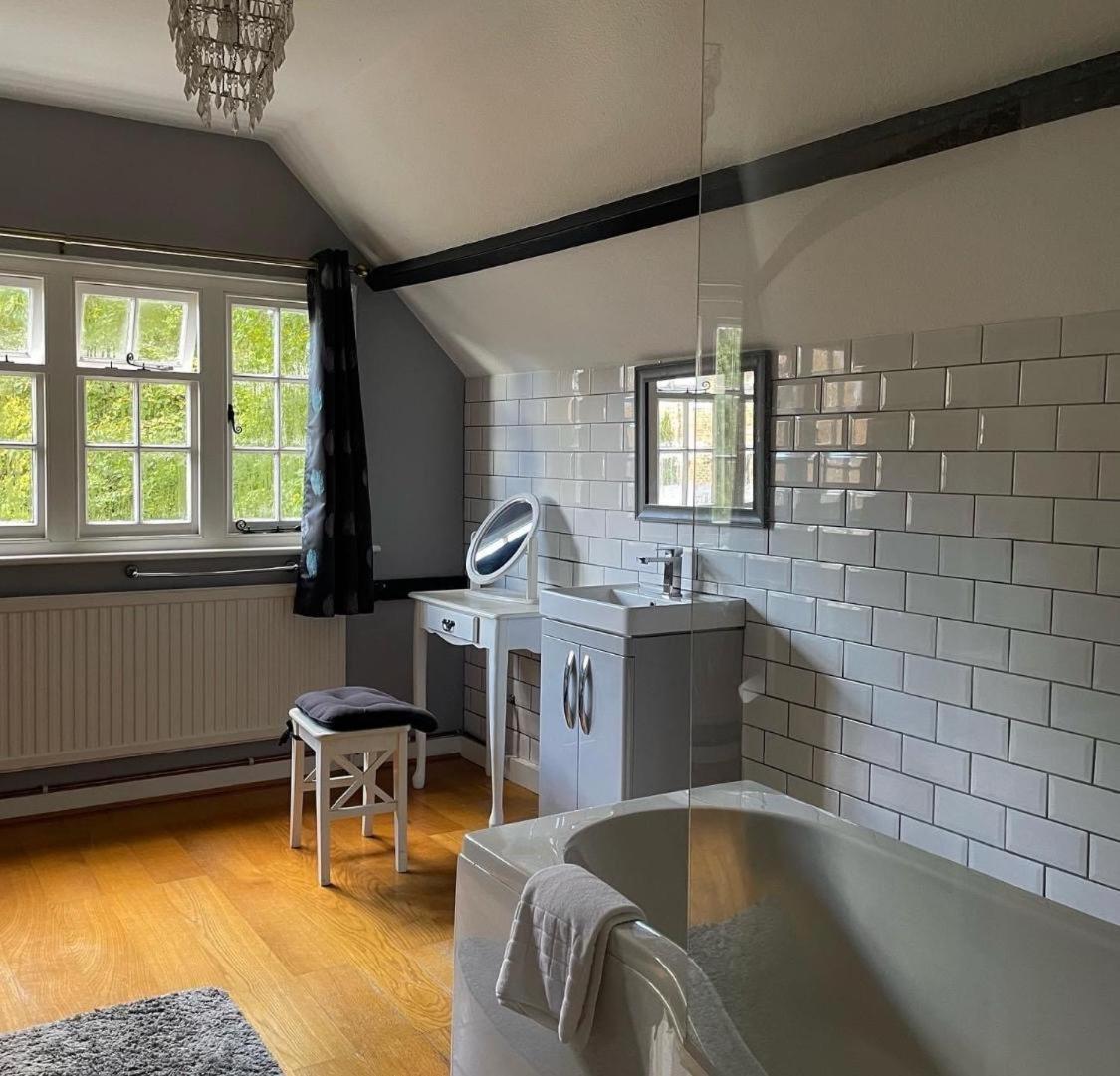 The Red Lion & Cellar Room, Betchworth Экстерьер фото