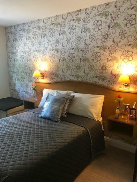 The Red Lion & Cellar Room, Betchworth Экстерьер фото