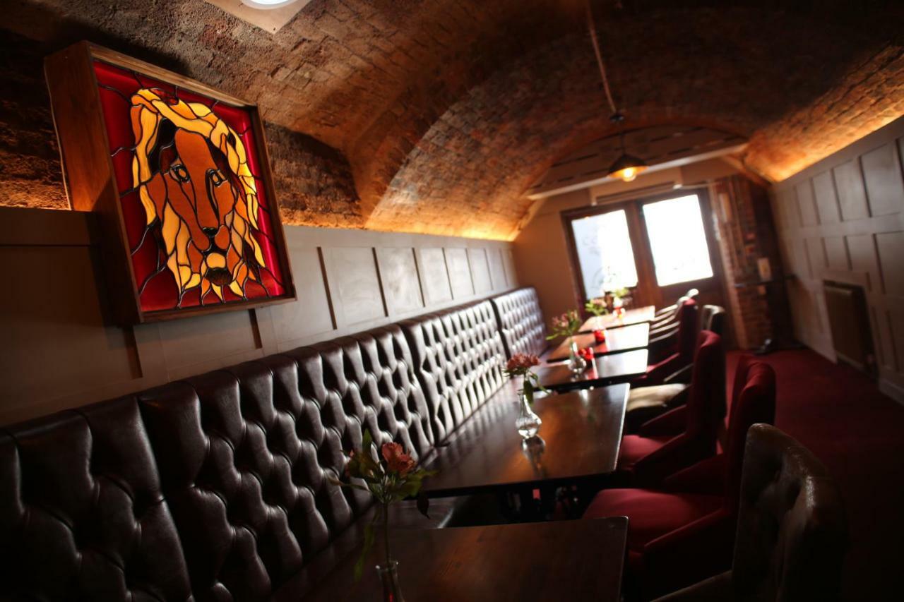 The Red Lion & Cellar Room, Betchworth Экстерьер фото