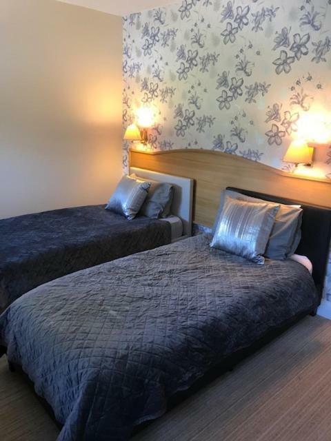 The Red Lion & Cellar Room, Betchworth Экстерьер фото